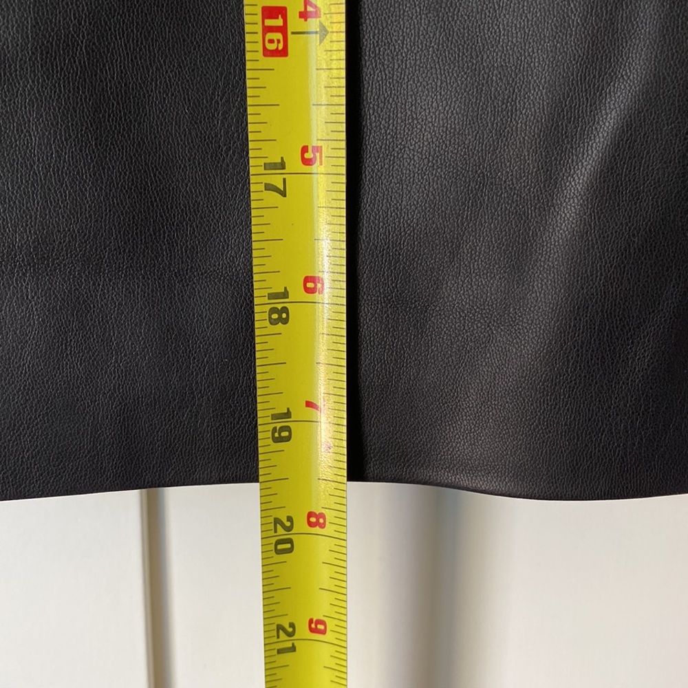 New..H&M black pleather mini skirt - Picture 3 of 8